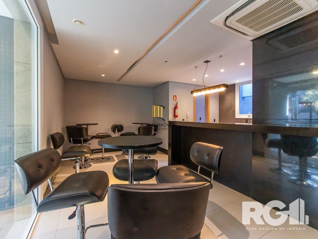 Belíssimo apartamento todo decorado por arquiteto. Apartamento com 170 m2, 3 suítes, sendo 1 suíte máster no bairro Petrópolis.