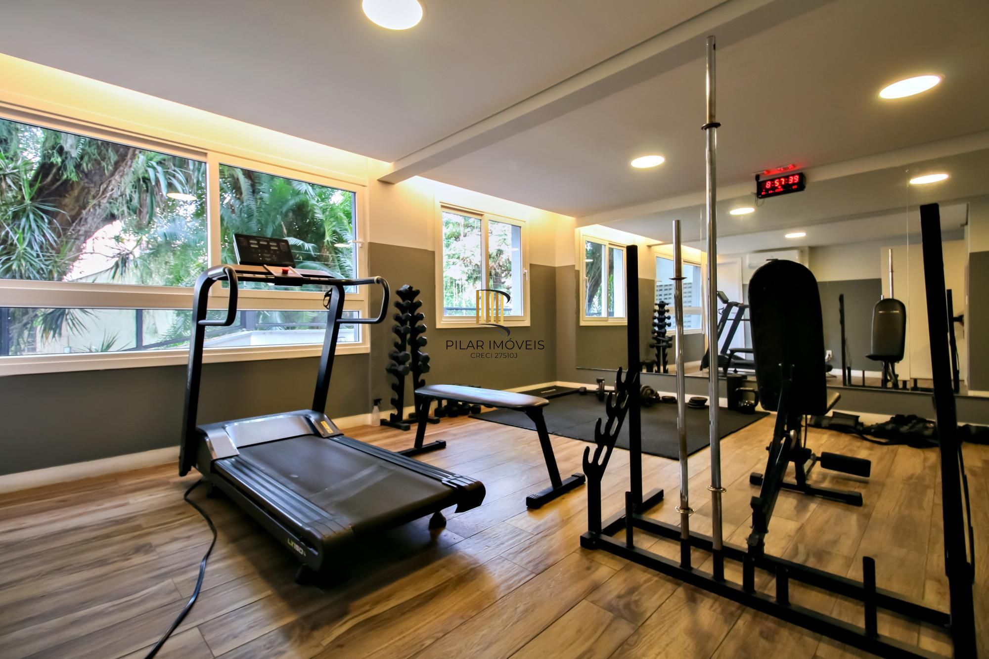 Apartamento decorado de 1 dormitório com vaga no bairro Petrópolis.