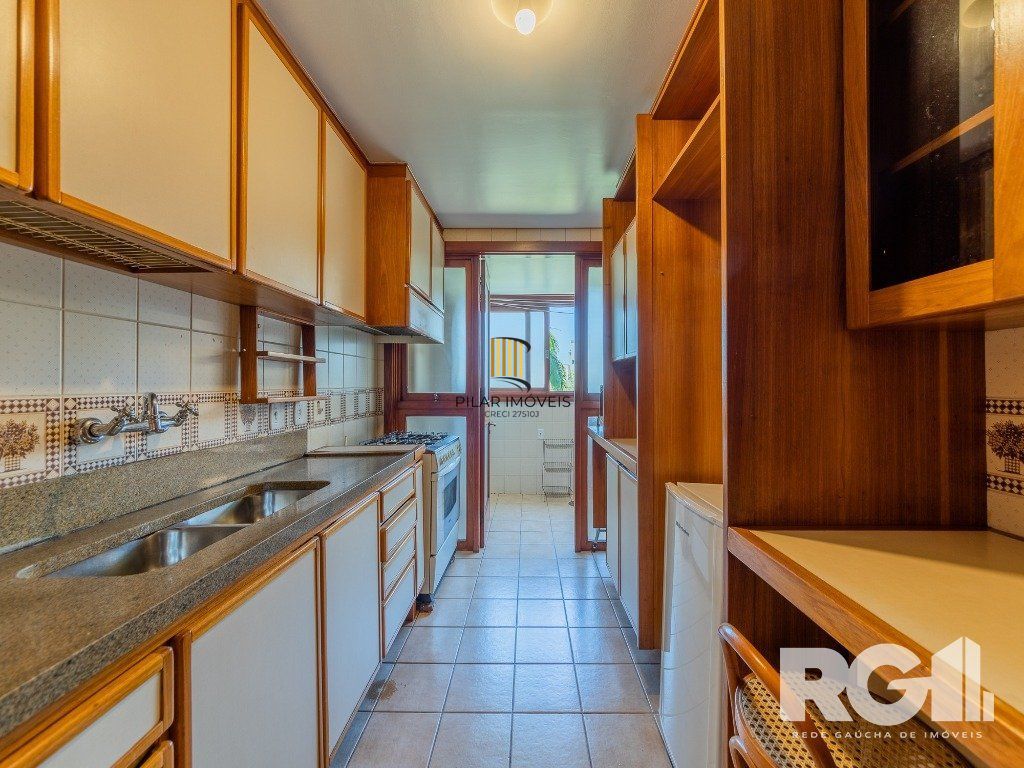 Apartamento clássico no bairro Rio Branco, 3 dormitórios, 1 suíte com closet e 2 vagas.