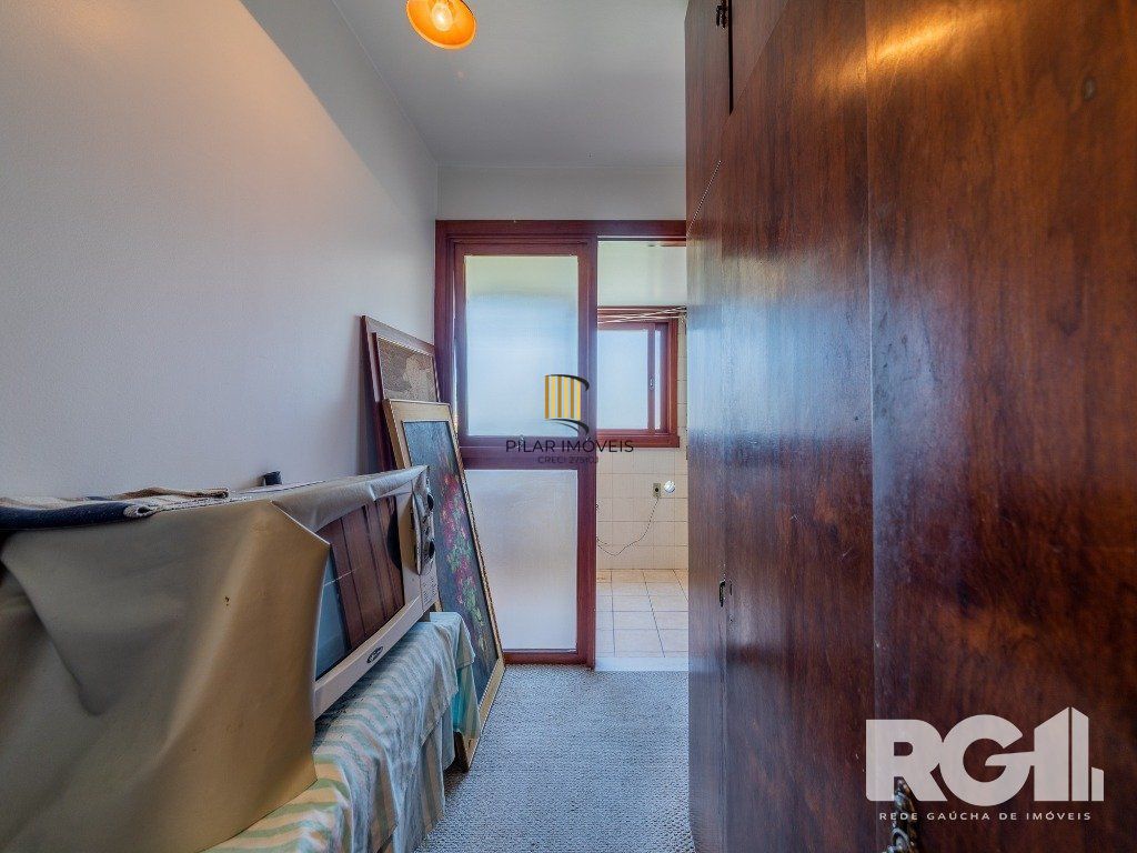 Apartamento clássico no bairro Rio Branco, 3 dormitórios, 1 suíte com closet e 2 vagas.