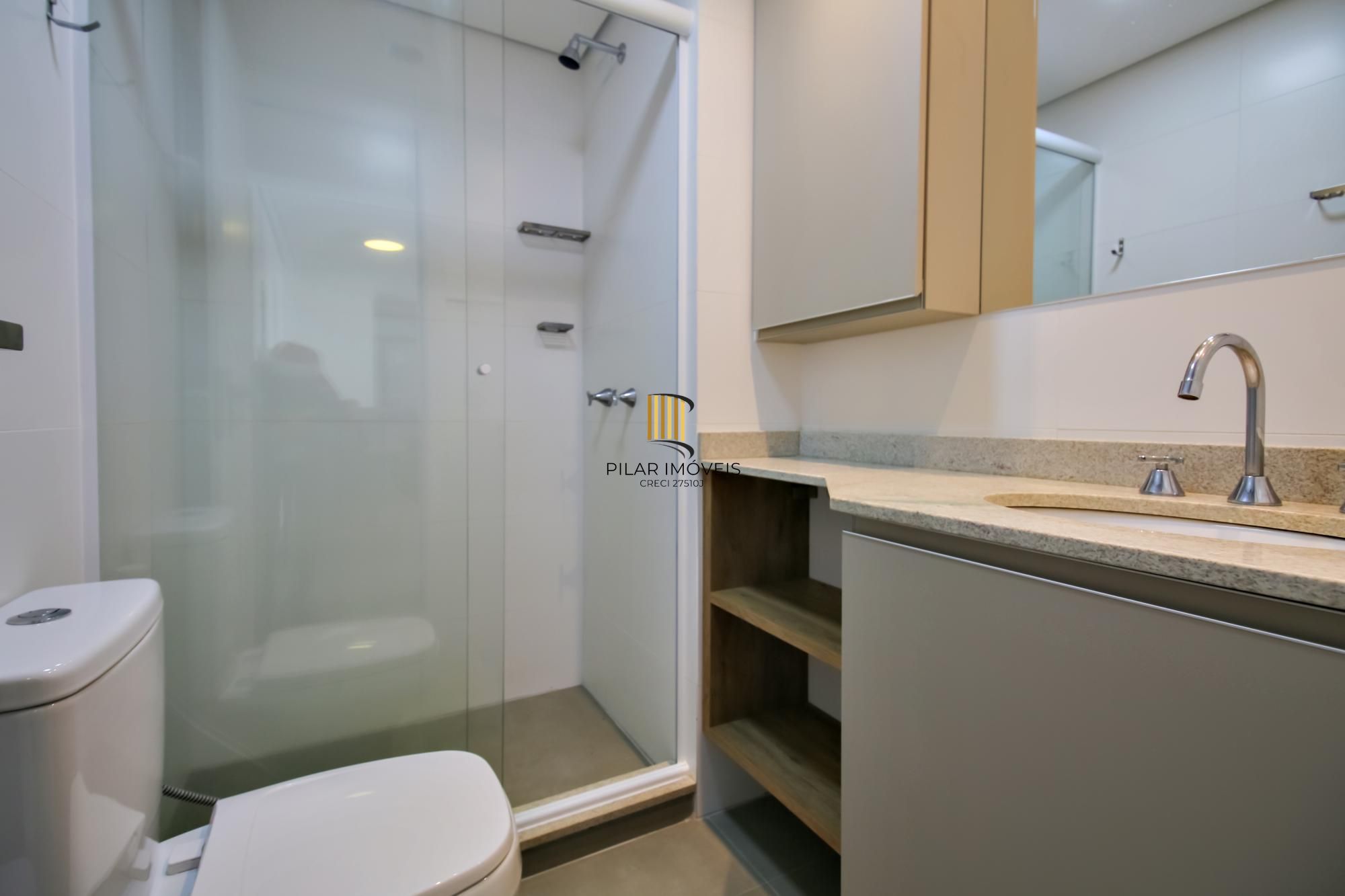 Apartamento decorado de 1 dormitório com vaga no bairro Petrópolis.