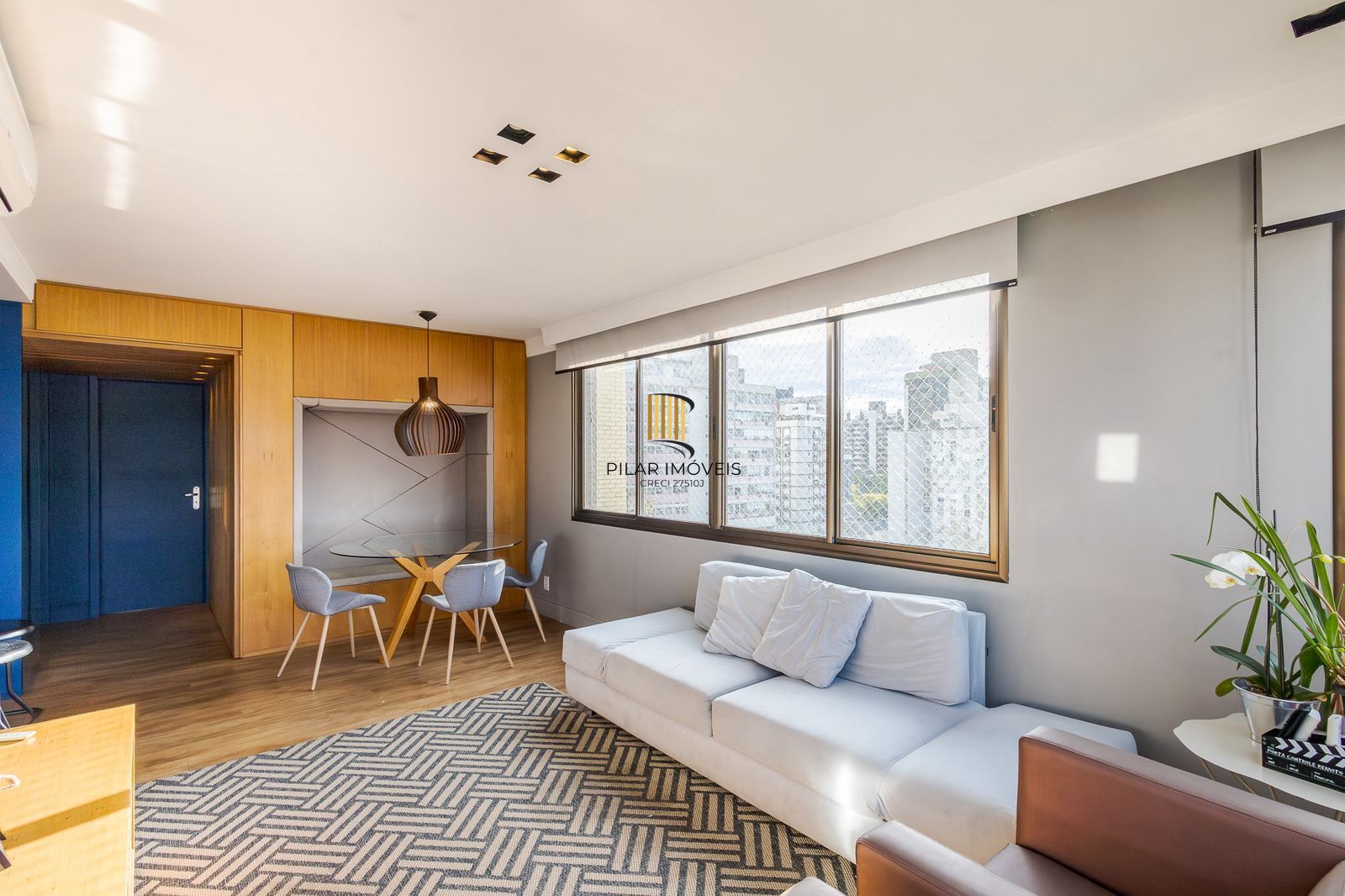 Andar alto, sol e vista definida são ponto forte deste belíssimo apartamento à venda de 3 dorm e 2 vagas indiv. cobertas no Rio Branco