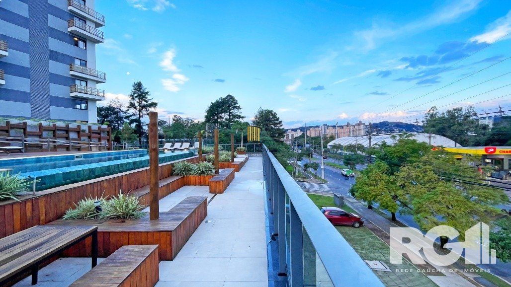 Apartamento de 72 m2 para alugar com 1 suíte, banheiro social com depósito e 2 vagas, finamente mobiliado e decorado.