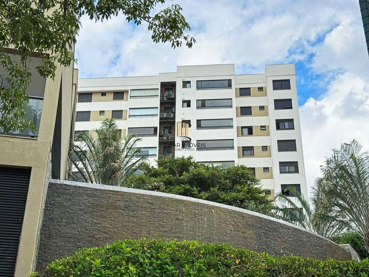 Apartamento de 3 suítes com 3 vagas, 136 m2 próximo ao Shopping Iguatemi.