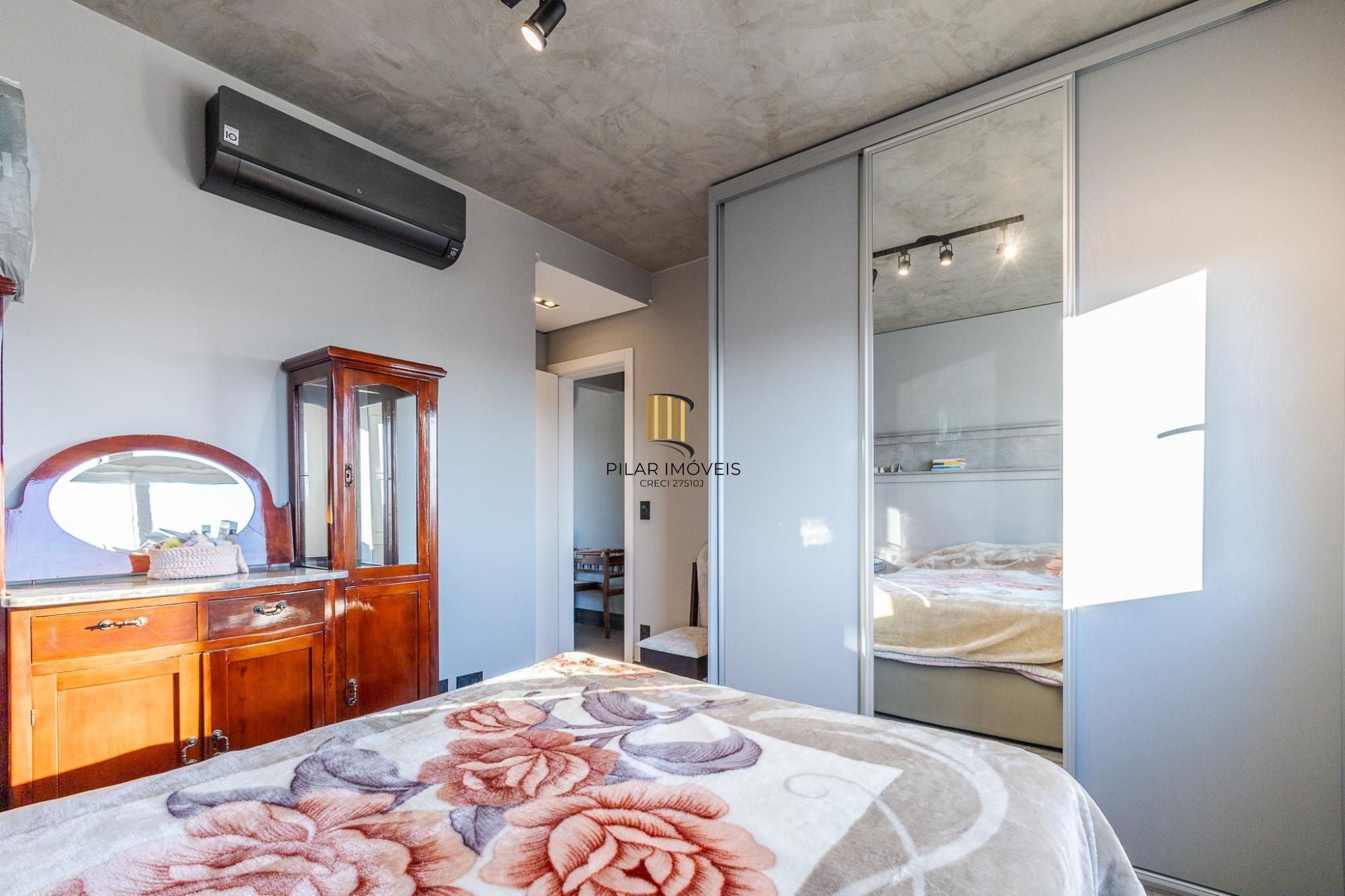 Próximo a Praça da Encol vende-se apartamento mobiliado sendo  2 dormitórios (1 suíte) e 2 vagas no Petrópolis andar alto com vista definida