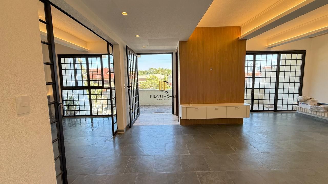 Casa semi reformada com 4 dormitórios e 4 vagas no Chácara das Pedras próx. Joao Wallig.