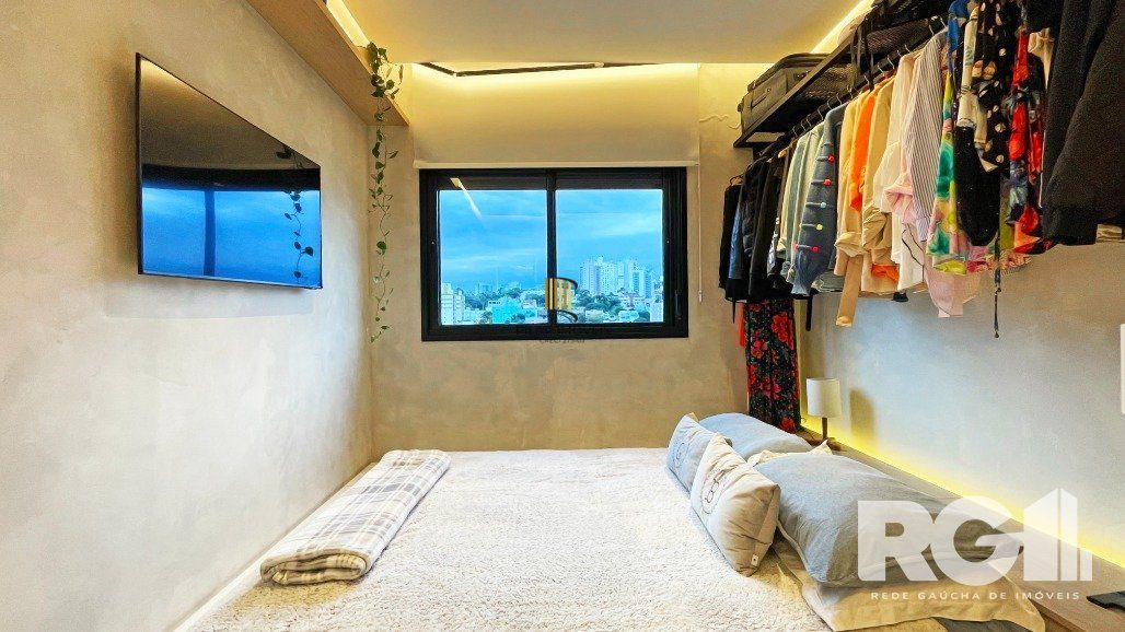 Apartamento de 72 m2 para alugar com 1 suíte, banheiro social com depósito e 2 vagas, finamente mobiliado e decorado.