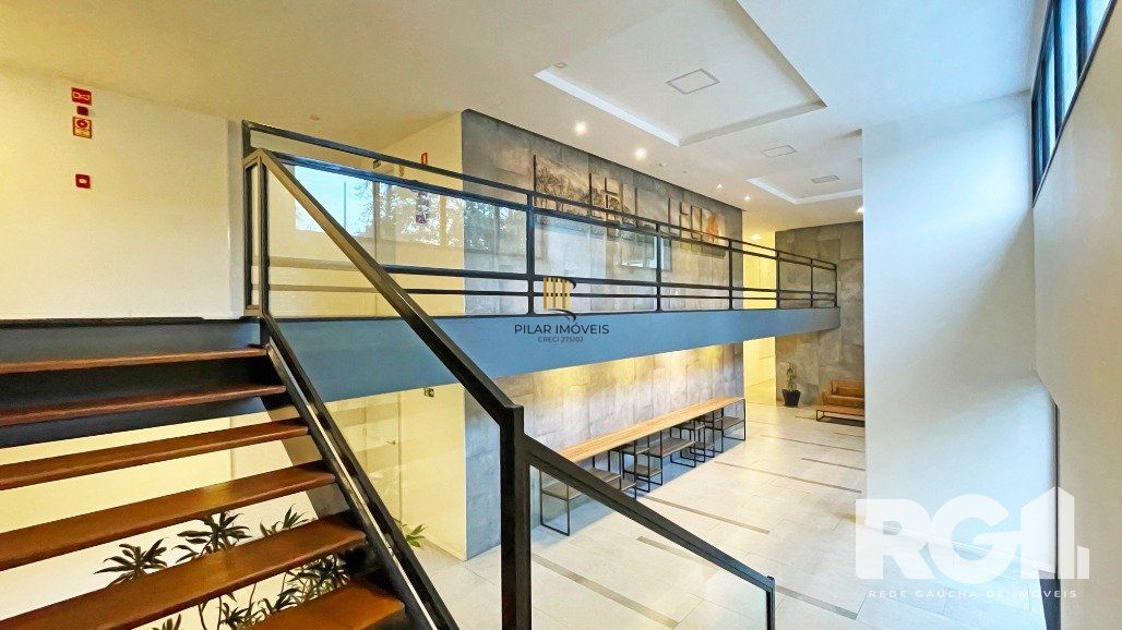 Apartamento de 72 m2 para alugar com 1 suíte, banheiro social com depósito e 2 vagas, finamente mobiliado e decorado.