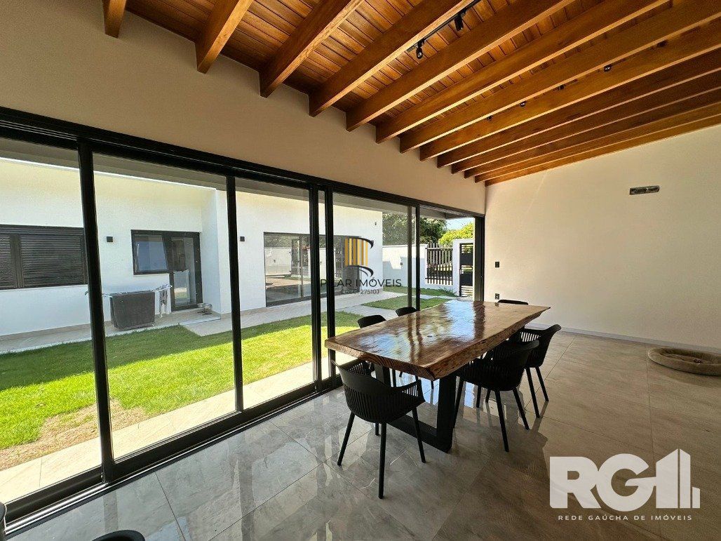 Casa de alto padrão a venda, totalmente mobiliada, com 2 dormitórios, 1 suite e 2 vagas no centro de Nova Santa Rita.