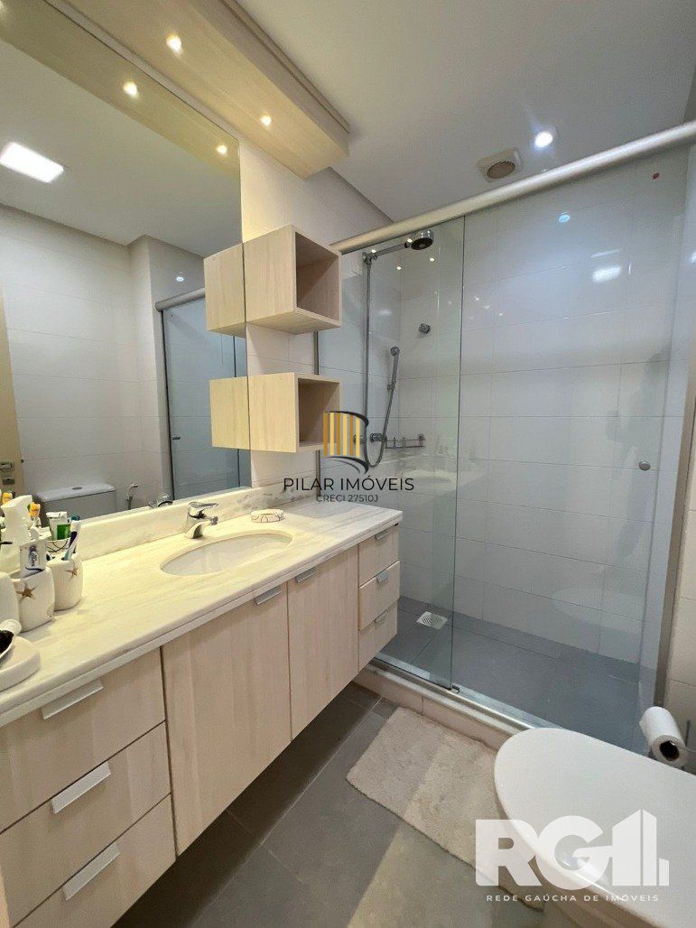 Espetacular apartamento para ALUGAR mobiliado com eletrodomésticos, 3 dormitórios, 2 vagas cobertas, infra completa no coração do Bairro Petrópolis.