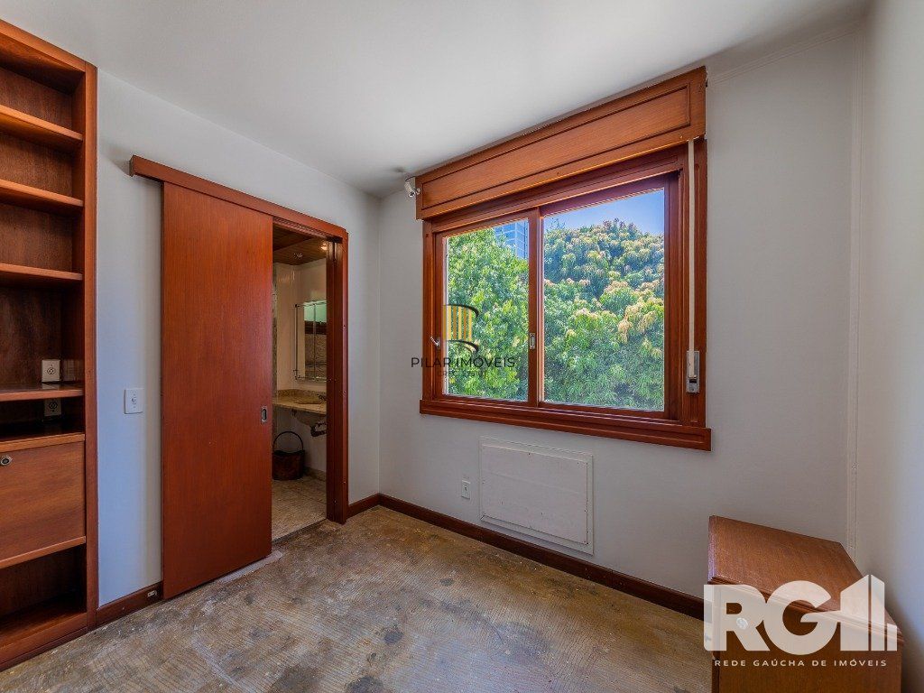 Apartamento clássico no bairro Rio Branco, 3 dormitórios, 1 suíte com closet e 2 vagas.