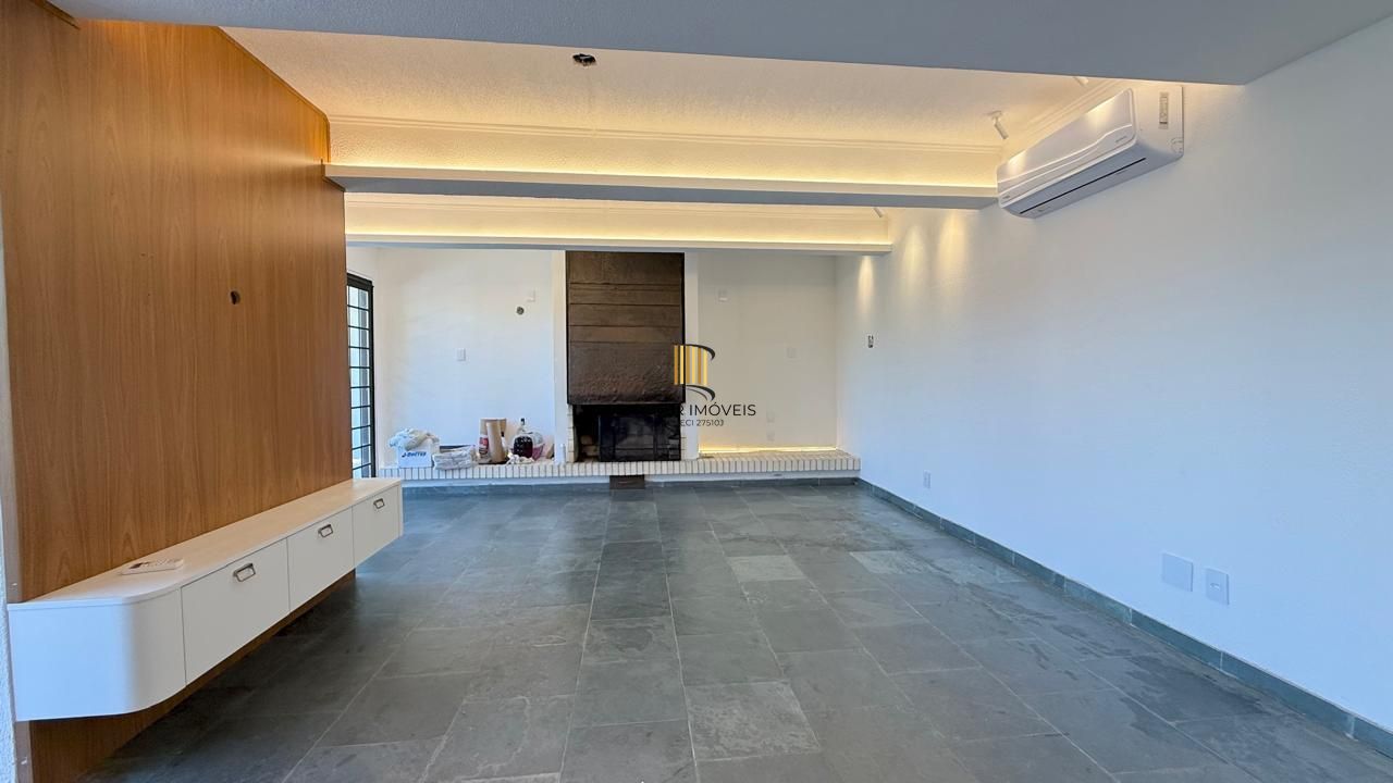 Casa semi reformada com 4 dormitórios e 4 vagas no Chácara das Pedras próx. Joao Wallig.