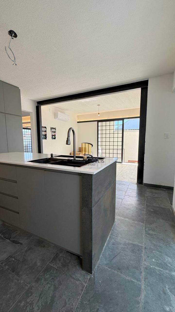 Casa semi reformada com 4 dormitórios e 4 vagas no Chácara das Pedras próx. Joao Wallig.