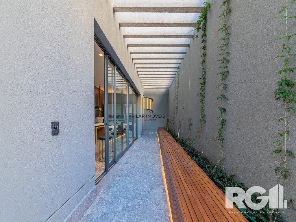 Loft de alto padrão construtivo no bairro Moinhos de Vento, planta de 29,60 m2 privativos com porcelanato, forro em gesso e aberturas em alumínio com vidros duplos.