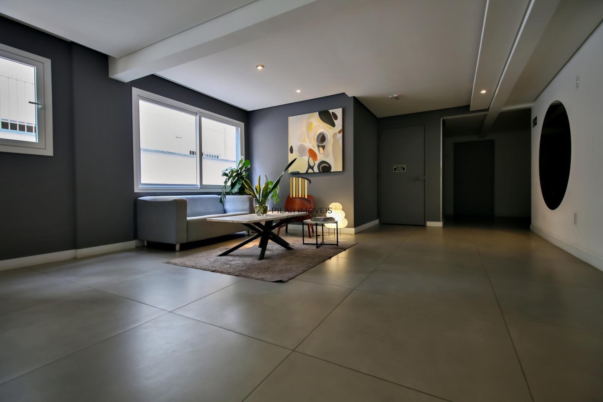 Apartamento decorado de 1 dormitório com vaga no bairro Petrópolis.