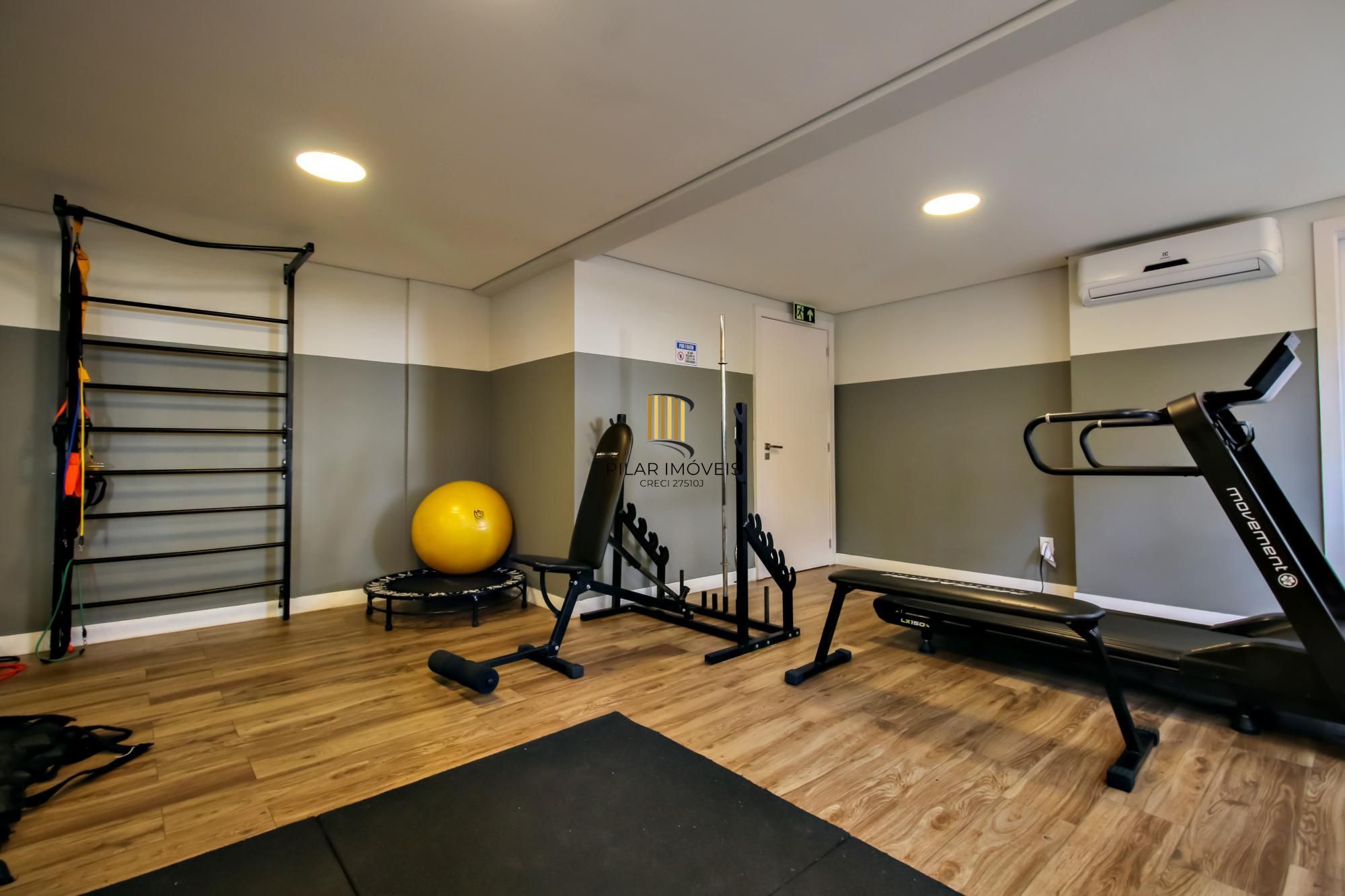 Apartamento decorado de 1 dormitório com vaga no bairro Petrópolis.