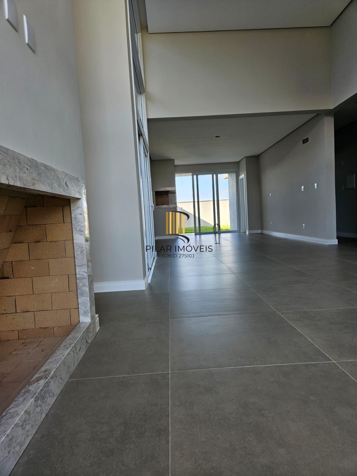 Casa em condomínio fechado com 178 m2 com 3 dormitórios sendo 1 suíte e 4 vagas.