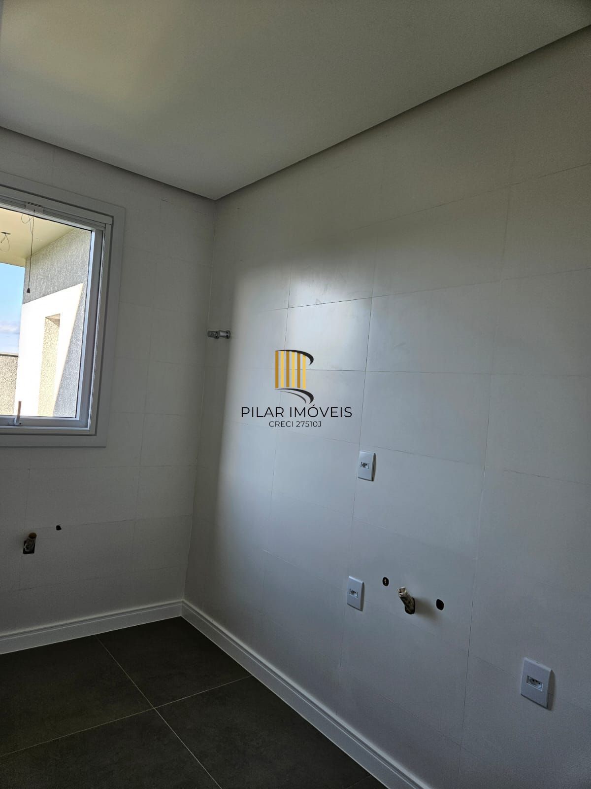 Casa em condomínio fechado com 178 m2 com 3 dormitórios sendo 1 suíte e 4 vagas.
