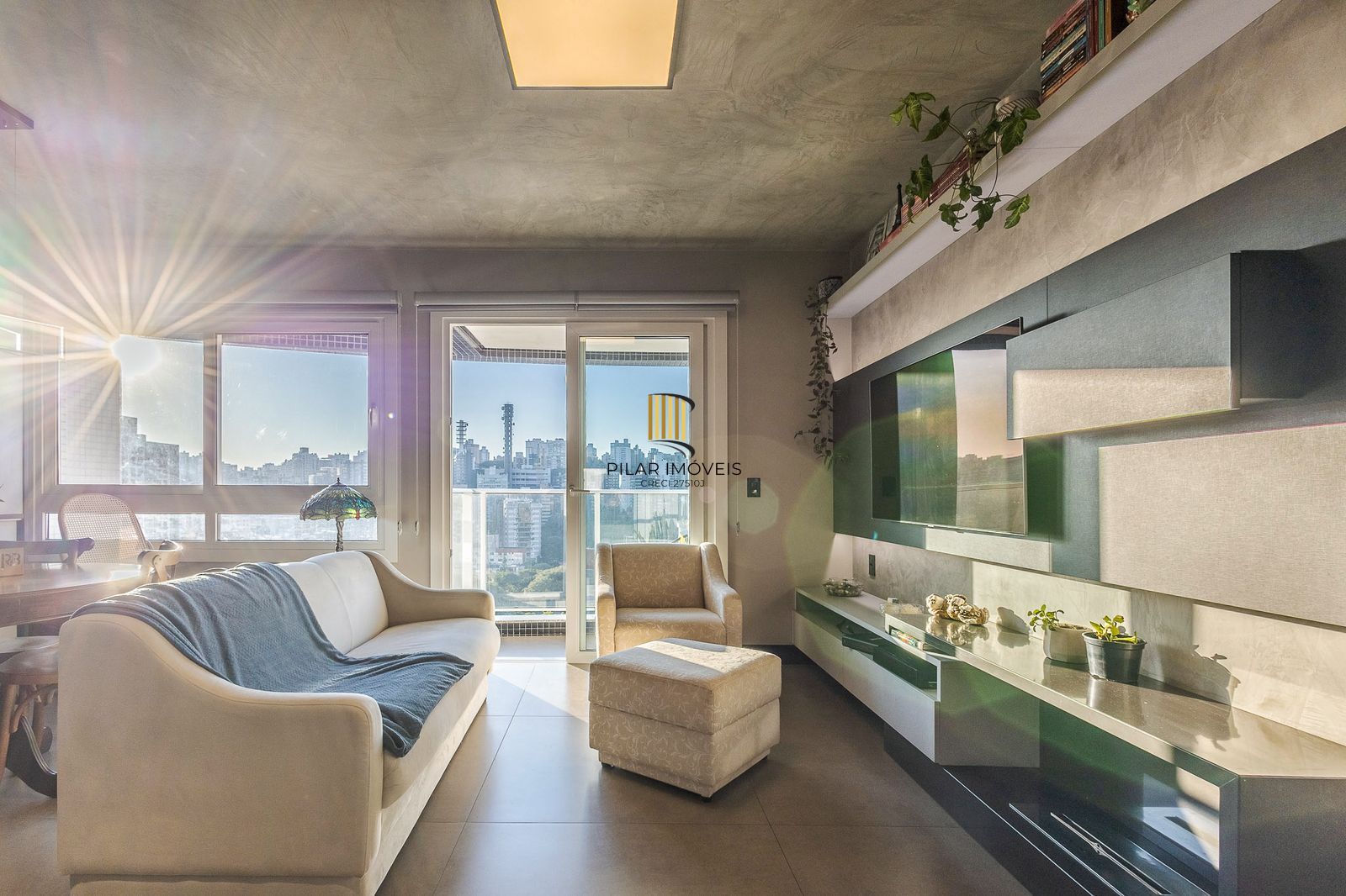 Próximo a Praça da Encol vende-se apartamento mobiliado sendo  2 dormitórios (1 suíte) e 2 vagas no Petrópolis andar alto com vista definida - Pilar Imóveis