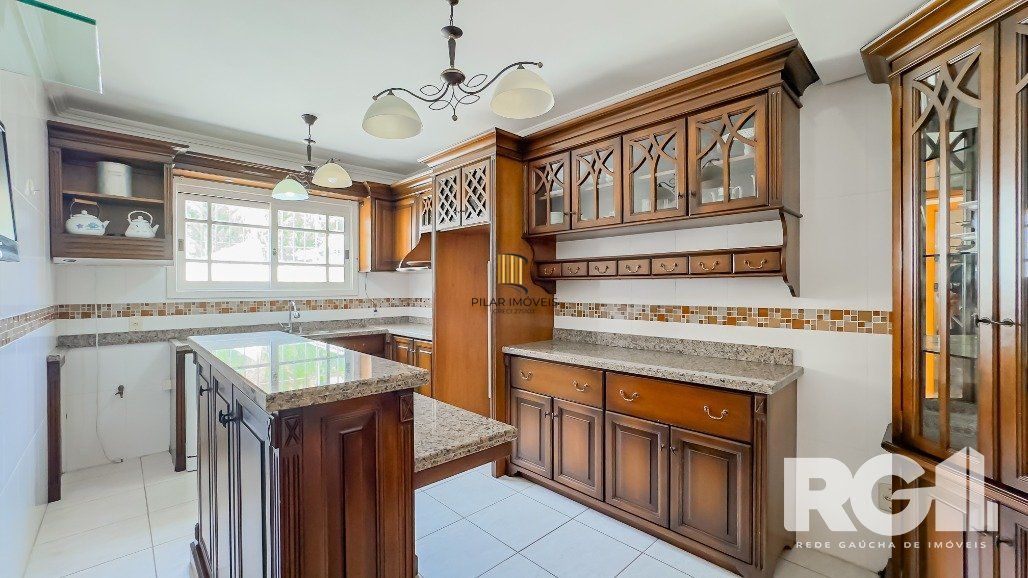 Linda casa de 282 m2 com 4 dormitórios, sendo 3 suítes e a suíte master no Chácara das Pedras.