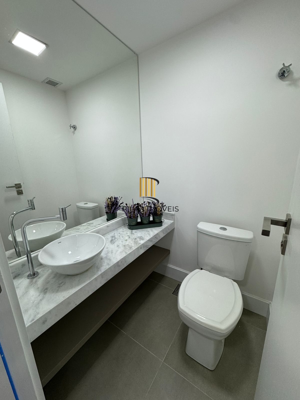 Apartamento de 42 m2 para alugar com 1 suíte, lavabo, churrasqueira e vaga no bairro Boa Vista em Porto Alegre.