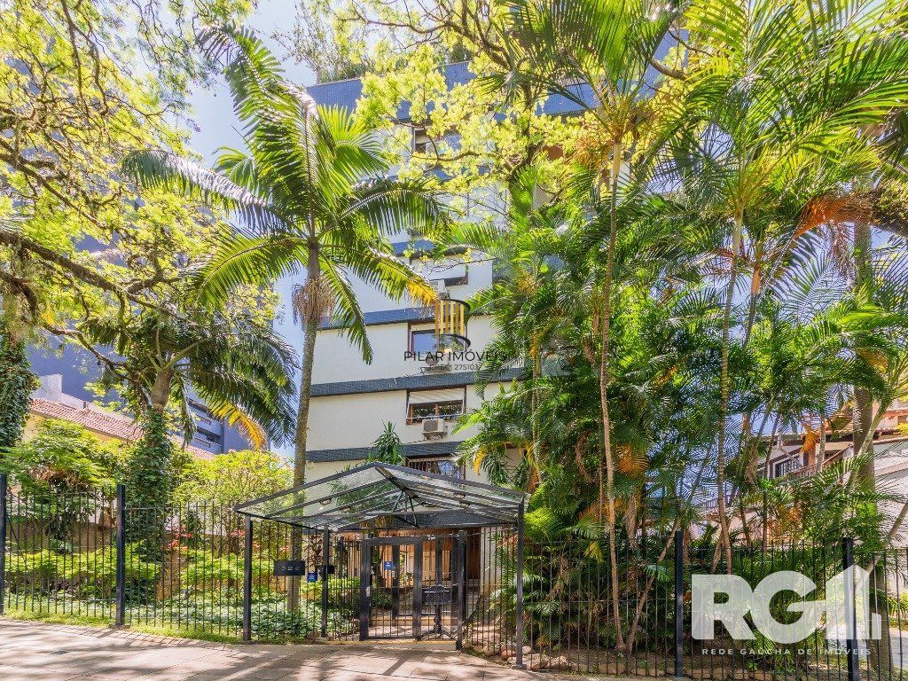 Apartamento clássico no bairro Rio Branco, 3 dormitórios, 1 suíte com closet e 2 vagas.