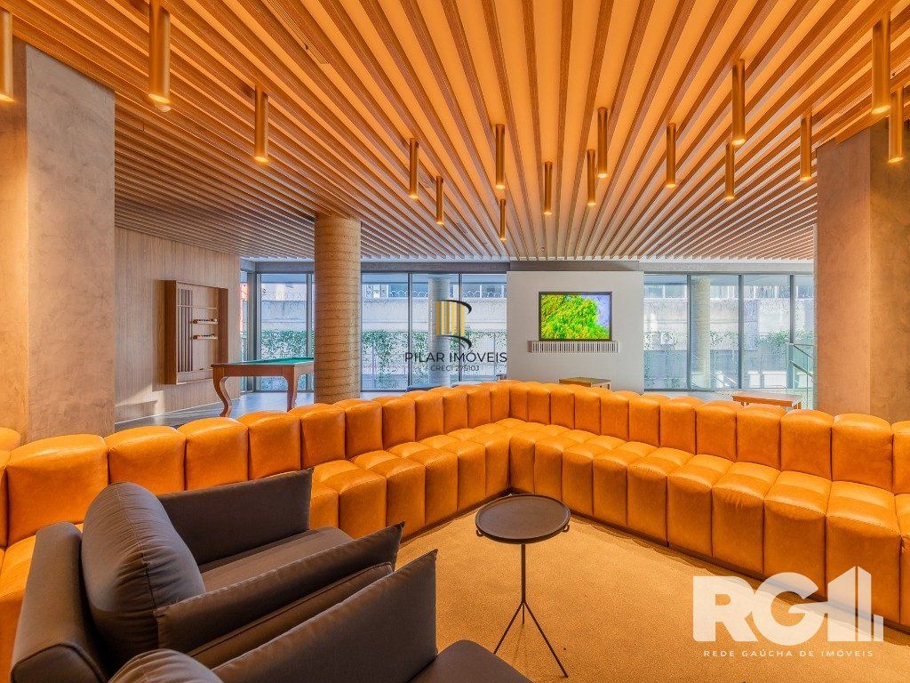 Loft de alto padrão construtivo no bairro Moinhos de Vento, planta de 29,60 m2 privativos com porcelanato, forro em gesso e aberturas em alumínio com vidros duplos.