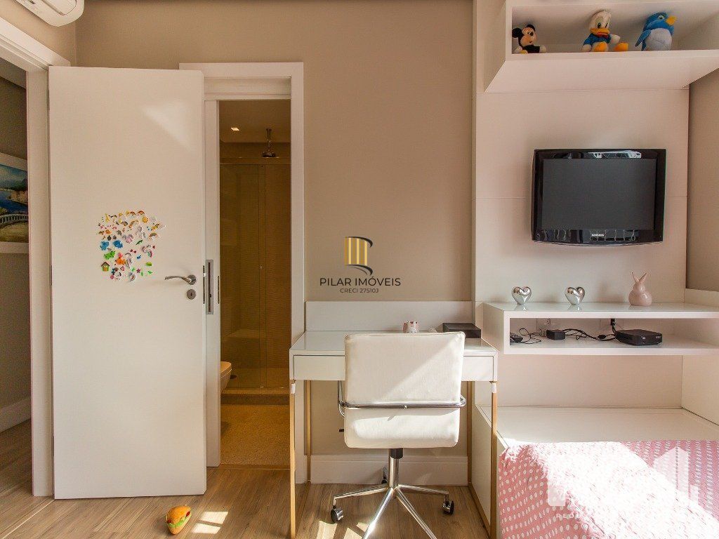 Belíssimo apartamento todo decorado por arquiteto. Apartamento com 170 m2, 3 suítes, sendo 1 suíte máster no bairro Petrópolis.