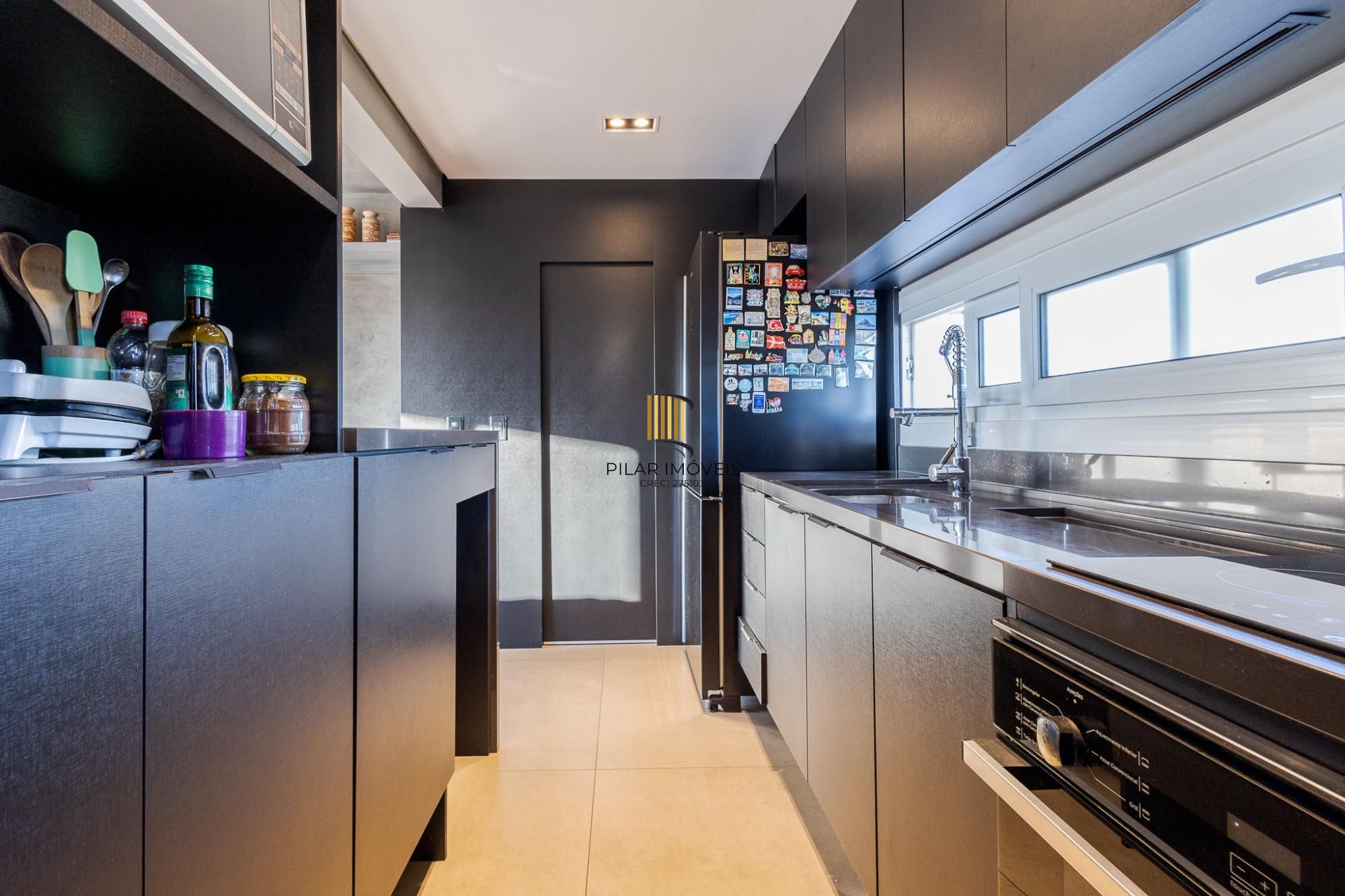 Próximo a Praça da Encol vende-se apartamento mobiliado sendo  2 dormitórios (1 suíte) e 2 vagas no Petrópolis andar alto com vista definida