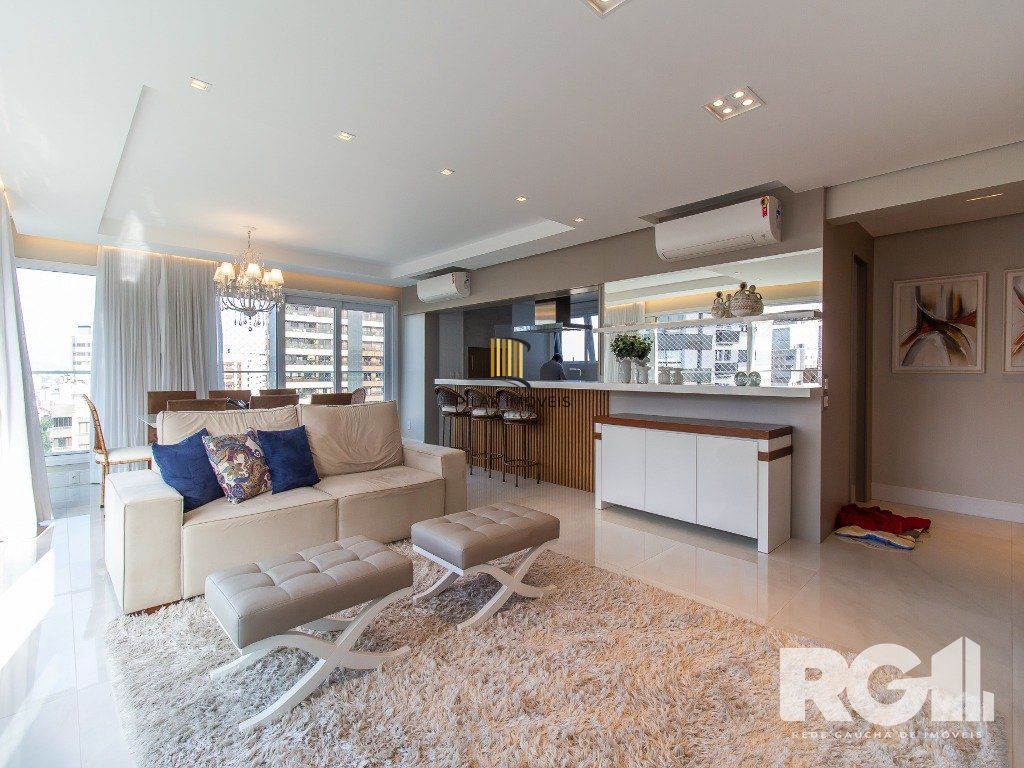 Belíssimo apartamento todo decorado por arquiteto. Apartamento com 170 m2, 3 suítes, sendo 1 suíte máster no bairro Petrópolis.