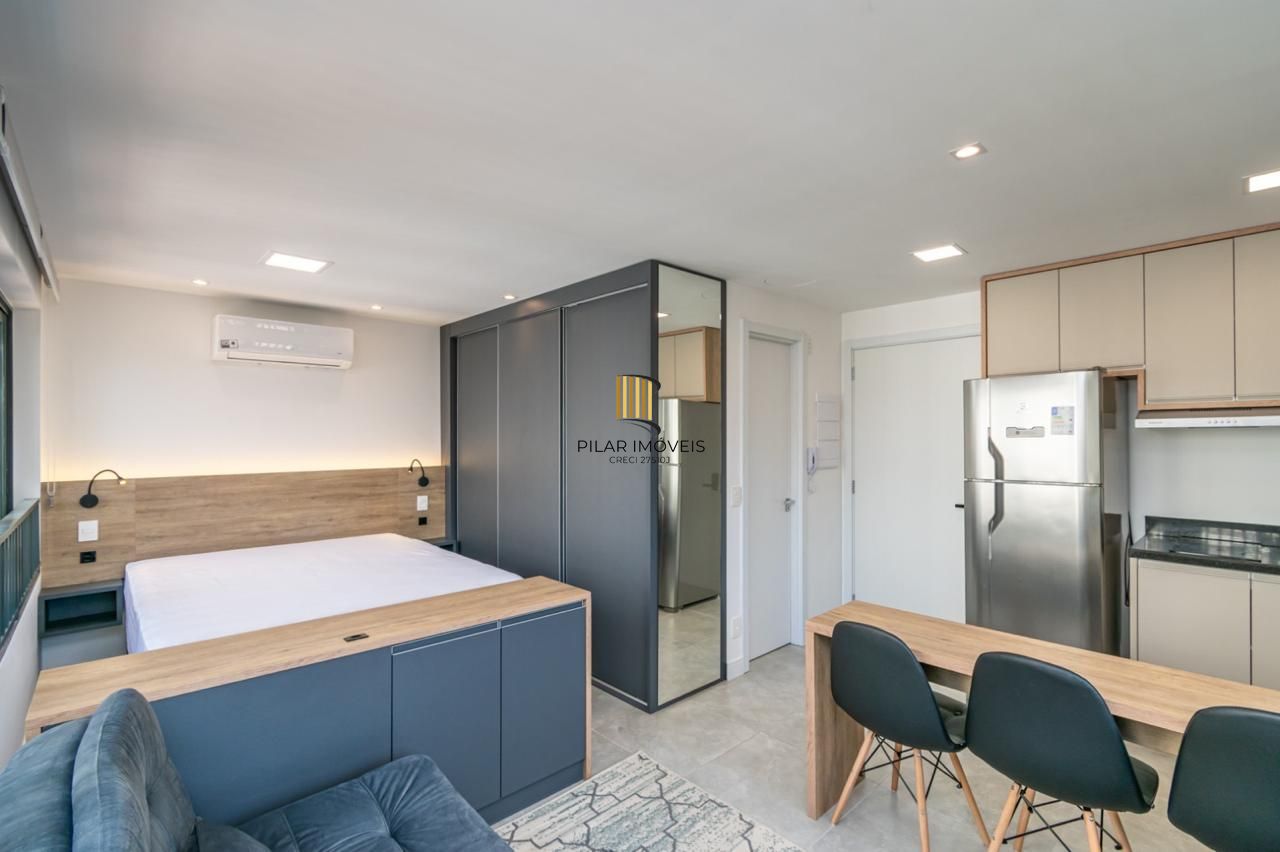 Loft de alto padrão construtivo no bairro Moinhos de Vento, planta de 29,60 m2 privativos com porcelanato, forro em gesso e aberturas em alumínio com vidros duplos.