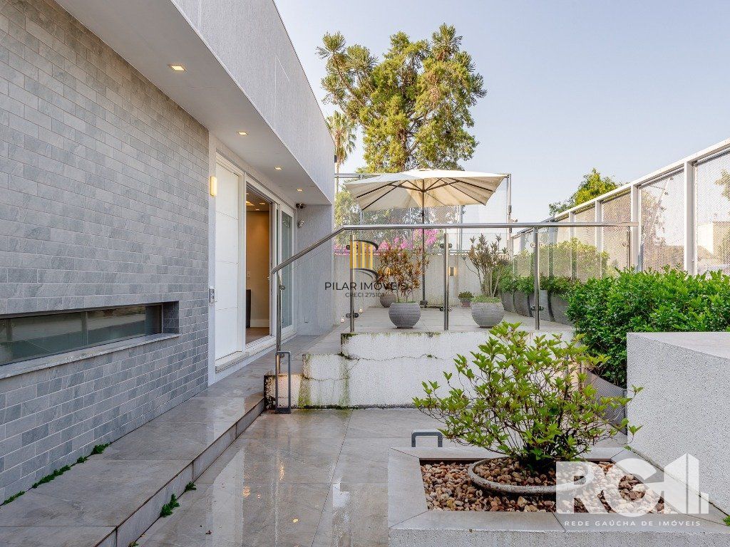 Espetacular casa nova à venda no bairro Três Figueiras!  3 suítes, 3 vagas, Generoso espaço gourmet com vista para a varanda, bem ensolarado.