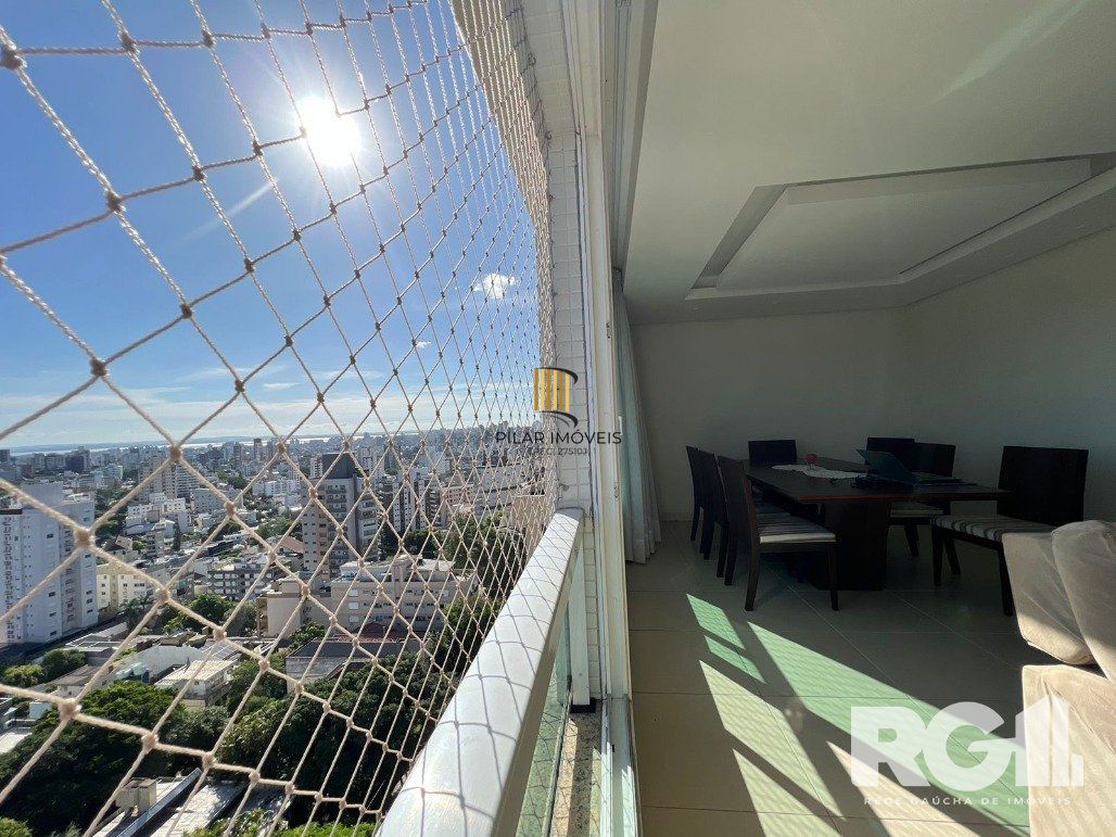 Espetacular apartamento para ALUGAR mobiliado com eletrodomésticos, 3 dormitórios, 2 vagas cobertas, infra completa no coração do Bairro Petrópolis. - Pilar Imóveis