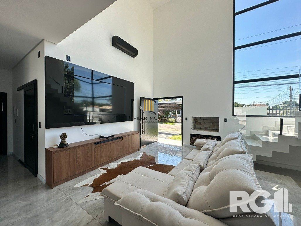 Casa de alto padrão a venda, totalmente mobiliada, com 2 dormitórios, 1 suite e 2 vagas no centro de Nova Santa Rita.