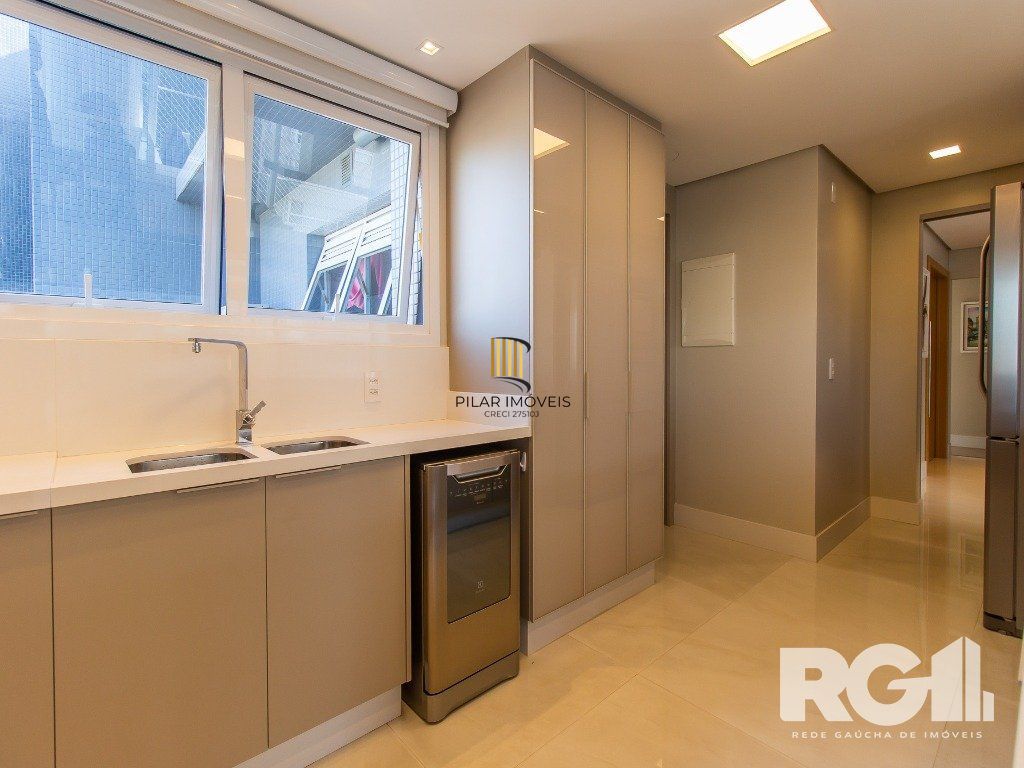 Belíssimo apartamento todo decorado por arquiteto. Apartamento com 170 m2, 3 suítes, sendo 1 suíte máster no bairro Petrópolis.