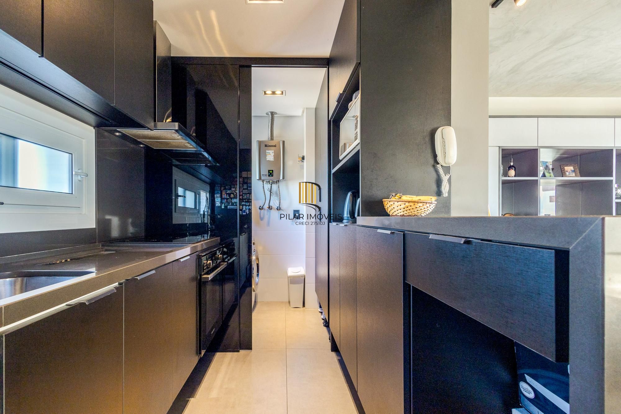 Próximo a Praça da Encol vende-se apartamento mobiliado sendo  2 dormitórios (1 suíte) e 2 vagas no Petrópolis andar alto com vista definida