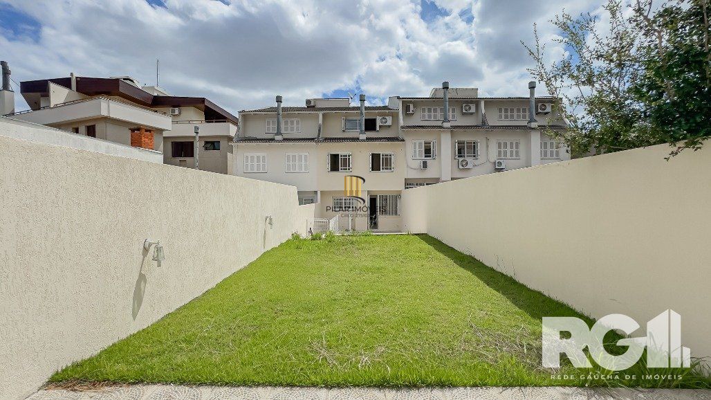 Linda casa de 282 m2 com 4 dormitórios, sendo 3 suítes e a suíte master no Chácara das Pedras.