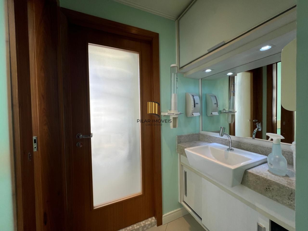 Clínica Odontológica mobiliada e equipada, 38 m2 com 2 vagas individuais na Av. Vinte e Quatro de Outubro