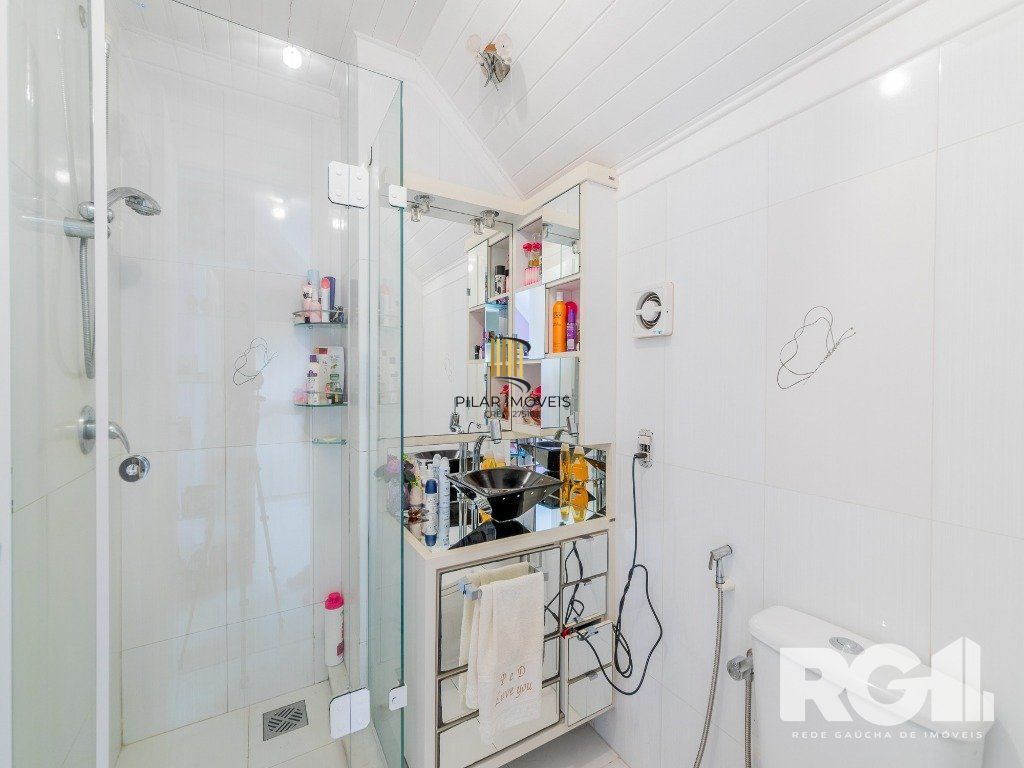 EXCLUSIVIDADE  Belíssima casa de 4 suítes + gabinete no condomínio fechado Terra Mater com vista exuberante para o bosque, próximo da portaria e infraestrutura.