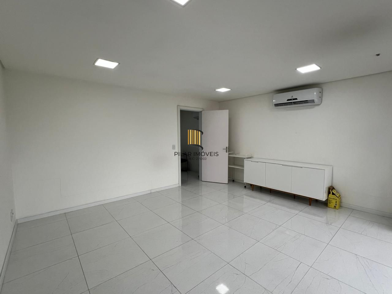 Sala comercial com 44 m2 a venda no Trend Nova Carlos Gomes.