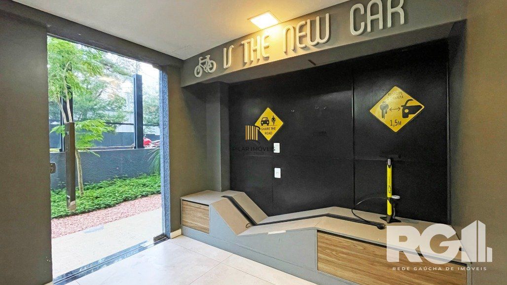 Apartamento de 72 m2 para alugar com 1 suíte, banheiro social com depósito e 2 vagas, finamente mobiliado e decorado.