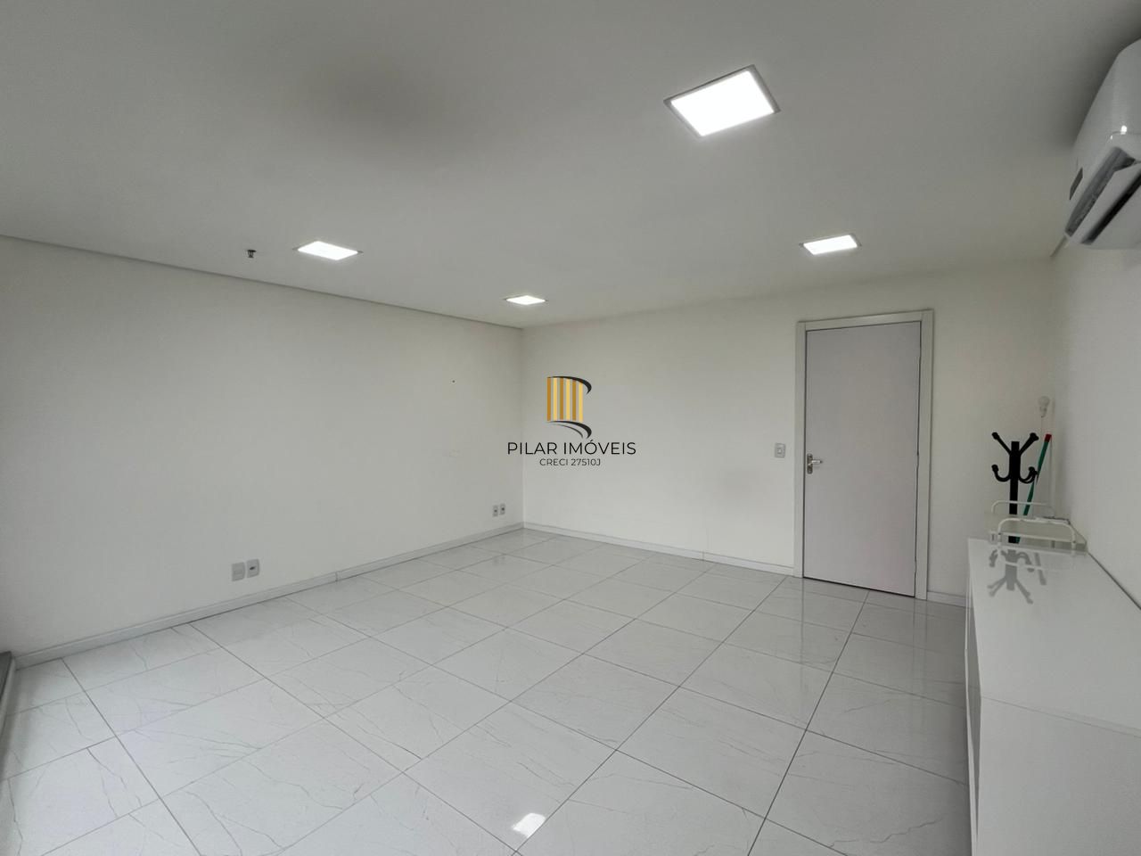 Sala comercial com 44 m2 a venda no Trend Nova Carlos Gomes.