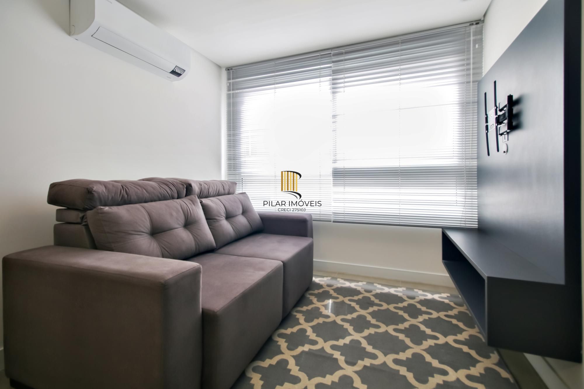 Apartamento decorado de 1 dormitório com vaga no bairro Petrópolis.