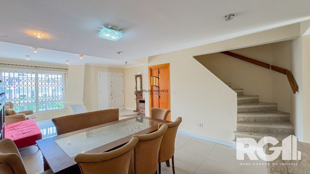 Linda casa de 282 m2 com 4 dormitórios, sendo 3 suítes e a suíte master no Chácara das Pedras.