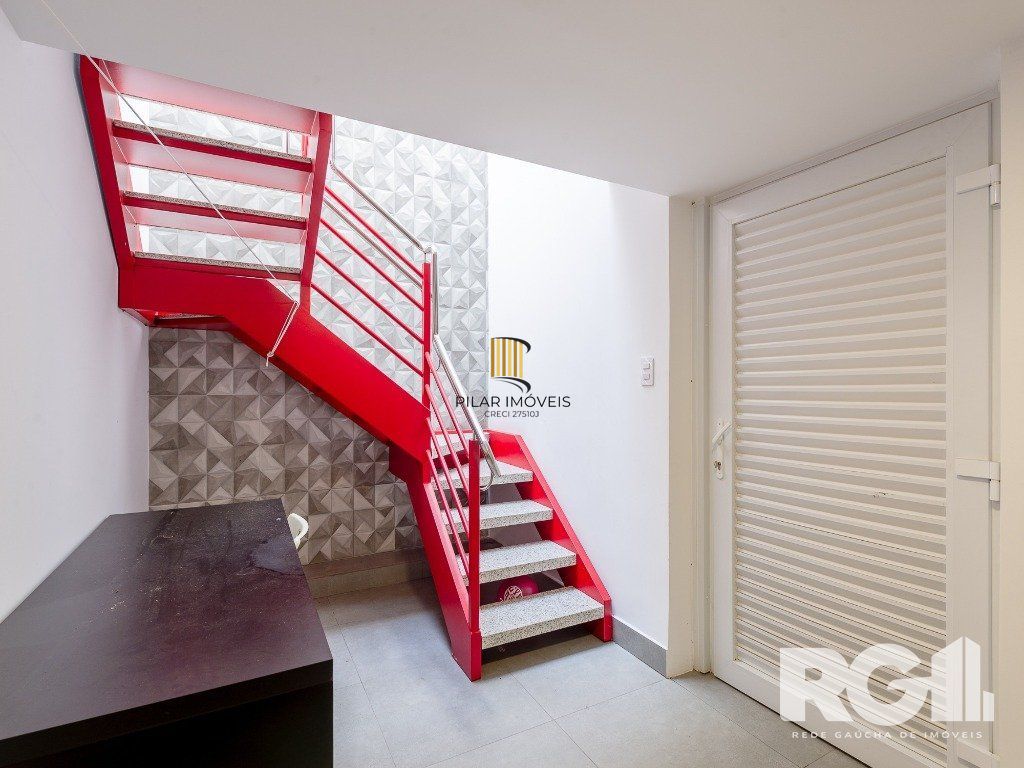 Espetacular casa nova à venda no bairro Três Figueiras!  3 suítes, 3 vagas, Generoso espaço gourmet com vista para a varanda, bem ensolarado.