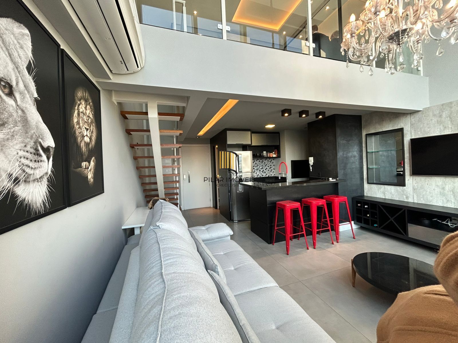 Apartamento duplex a venda, mobiliado e decorado, planta de 57 m2 com 1 dormitório, 2 vagas e 1 depósito.