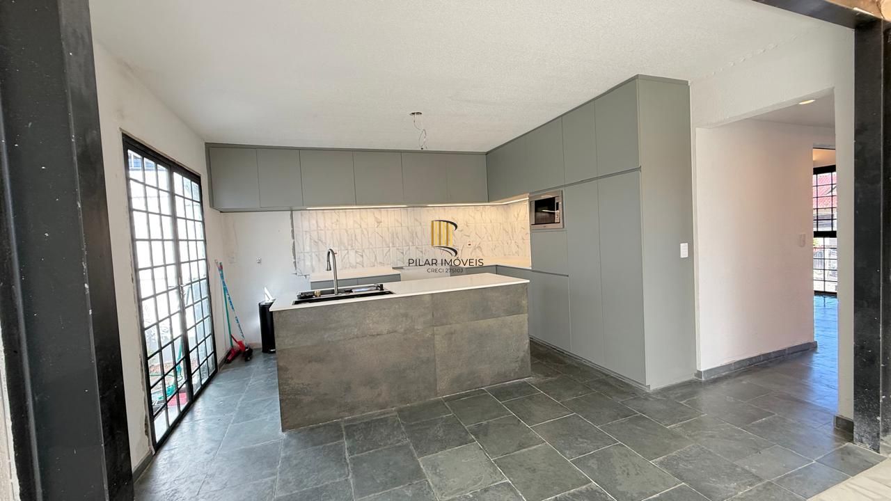 Casa semi reformada com 4 dormitórios e 4 vagas no Chácara das Pedras próx. Joao Wallig.