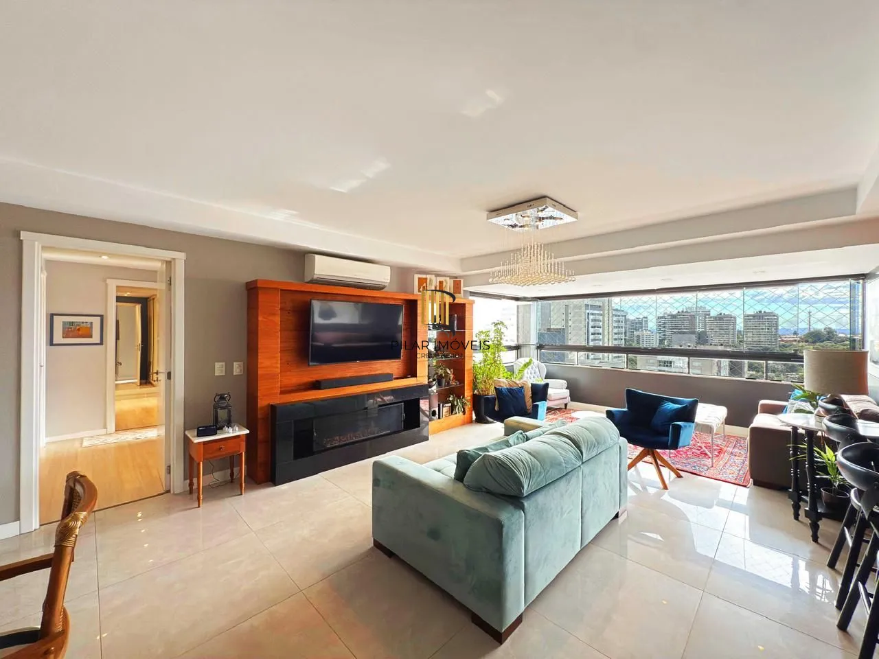 Apartamento de 3 suítes com 3 vagas, 136 m2 próximo ao Shopping Iguatemi.