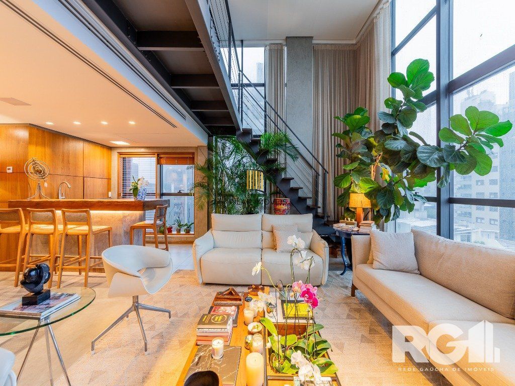 Belíssimo apartamento no Glass Aurélio andar alto,  Living com pé direito duplo,  174m² privativos finamente decorado no Moinhos de Vento