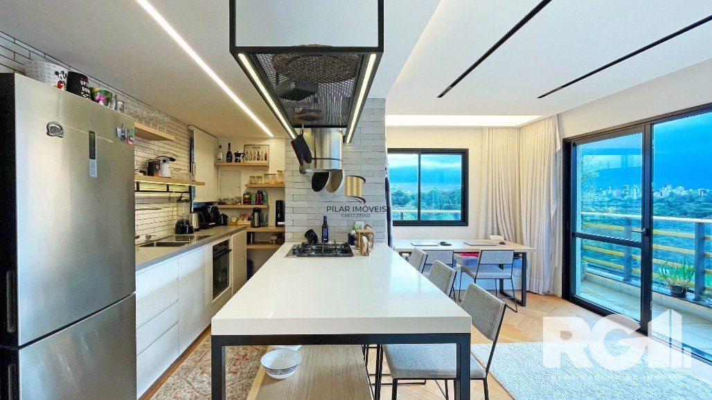 Apartamento de 72 m2 para alugar com 1 suíte, banheiro social com depósito e 2 vagas, finamente mobiliado e decorado.